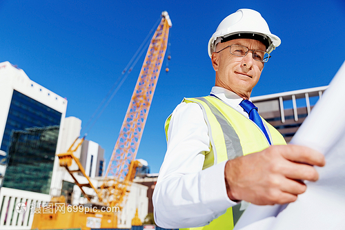 筑梦蓝图 建筑工地上工程师与建设者的交响